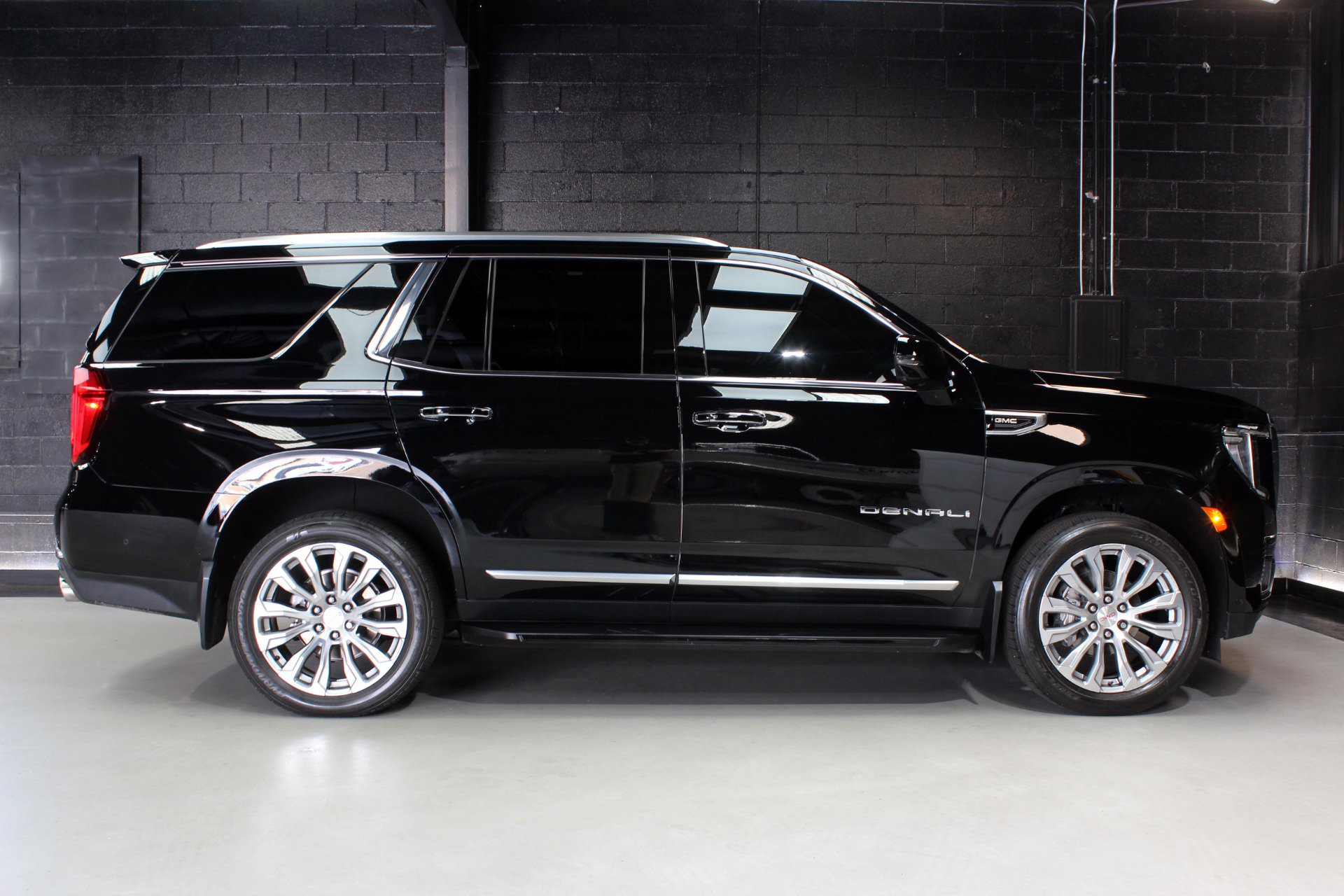 Used 2023 GMC Yukon Denali w/ Advanced Technology Package image 10
