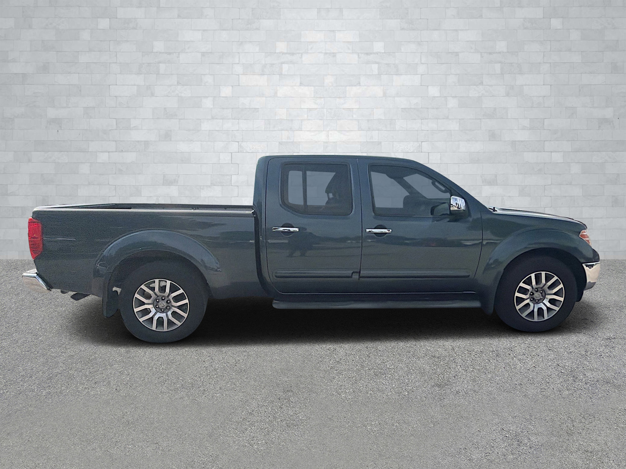 Used 2013 Nissan Frontier SL w/ Moonroof Pkg image 3