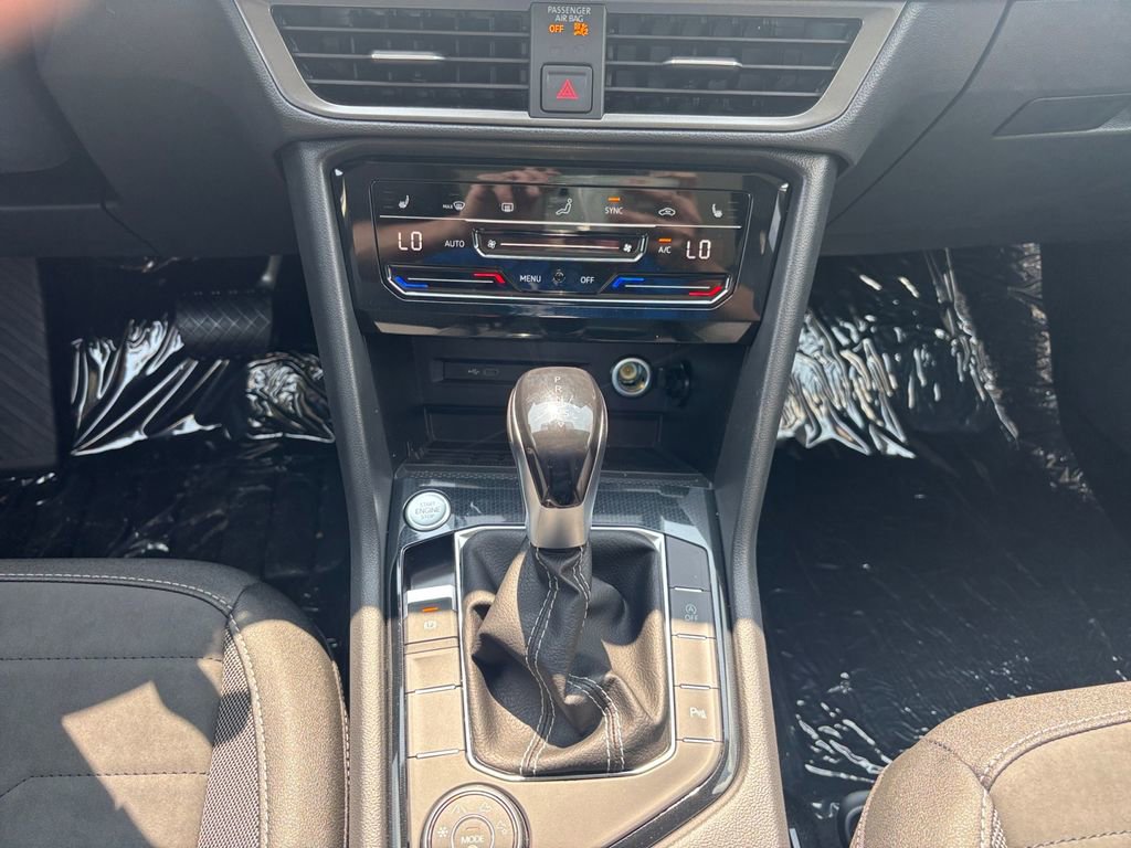 Used 2025 Volkswagen Taos SE image 11