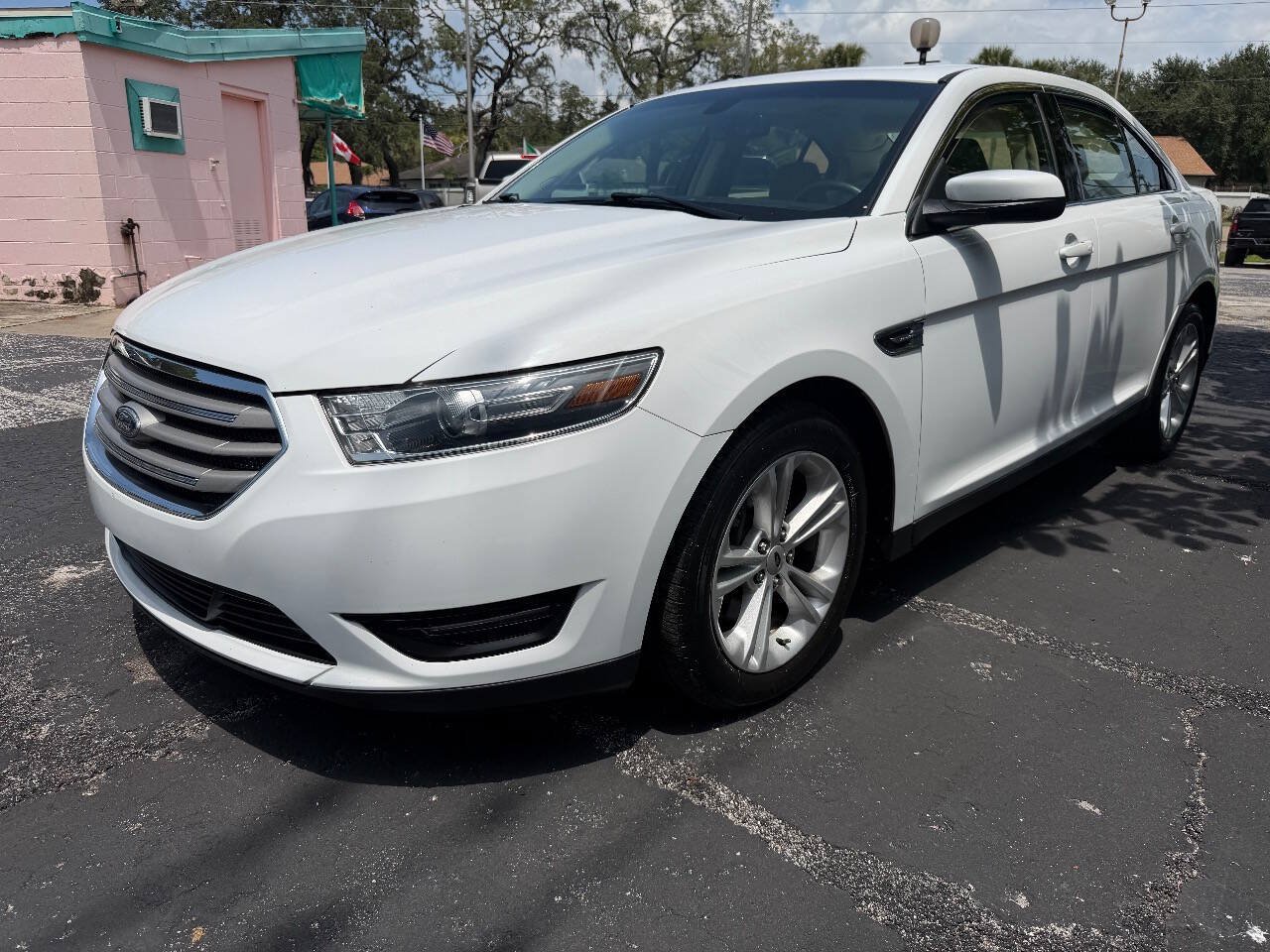 Used 2017 Ford Taurus SEL w/ Equipment Group 201A FWD image 4