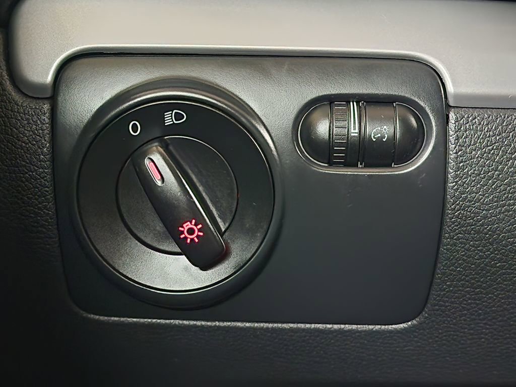 Used 2010 Volkswagen Golf 2-Door image 32