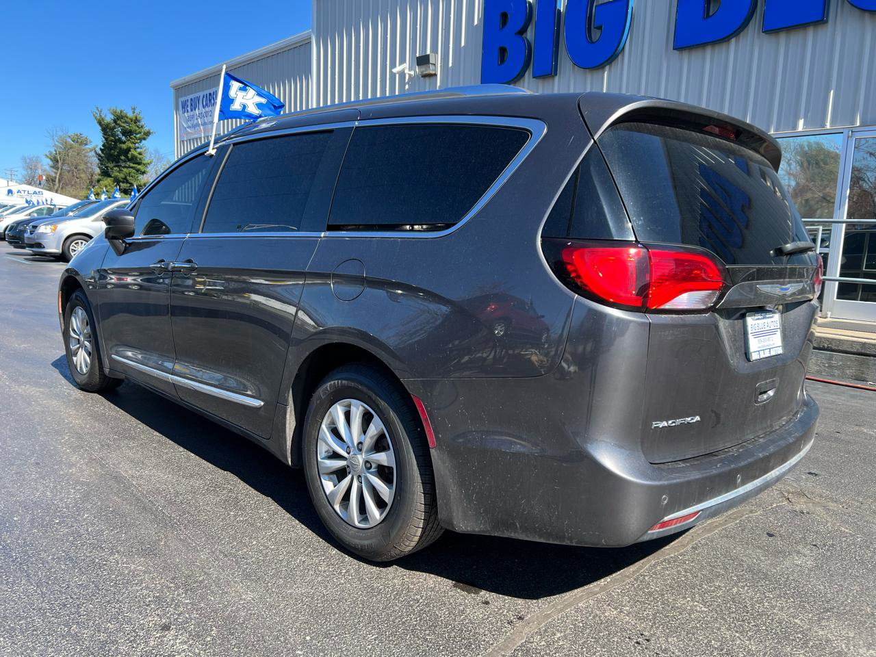 Used 2018 Chrysler Pacifica Touring-L image 3