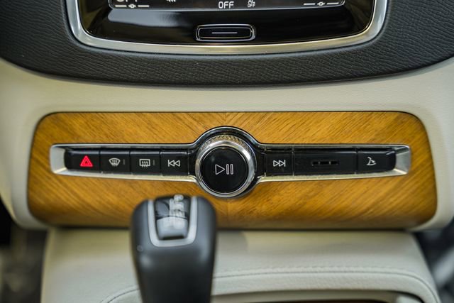 Certified 2022 Volvo XC90 T6 Momentum w/ Climate Package image 22