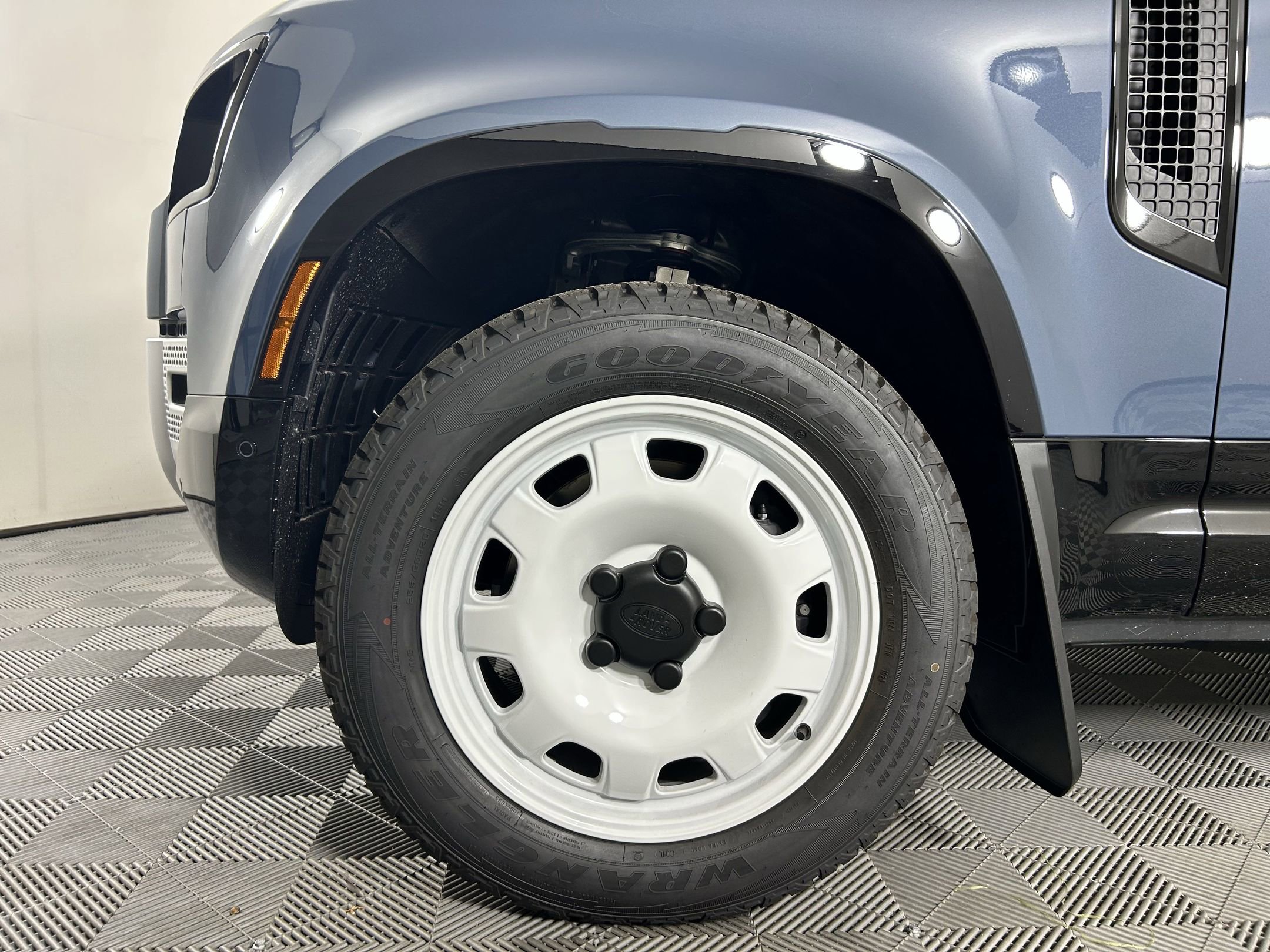 New 2025 Land Rover Defender 110 S image 9