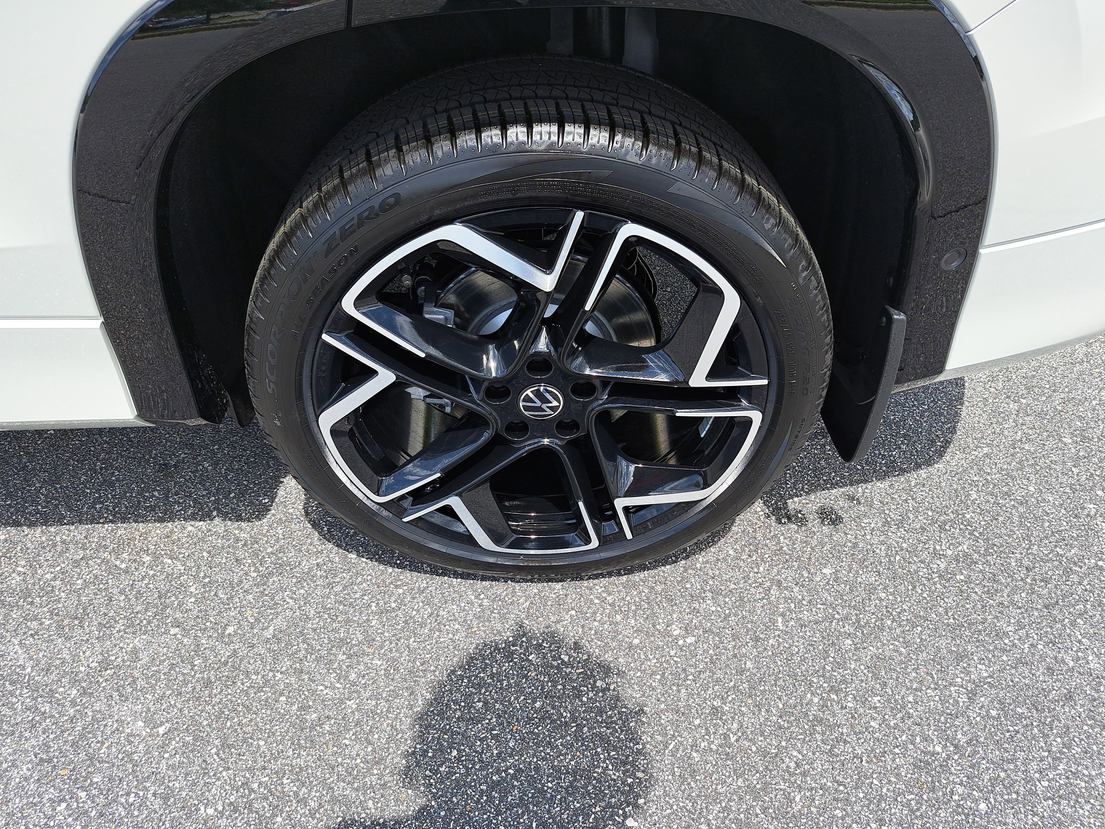 New 2026 Volkswagen Tiguan SEL R-Line AWD/4WD image 32