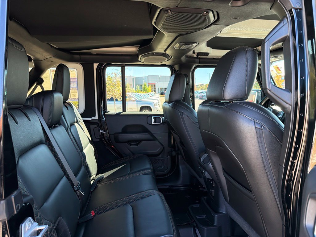 Used 2021 Jeep Wrangler Unlimited Sahara AWD/4WD image 15