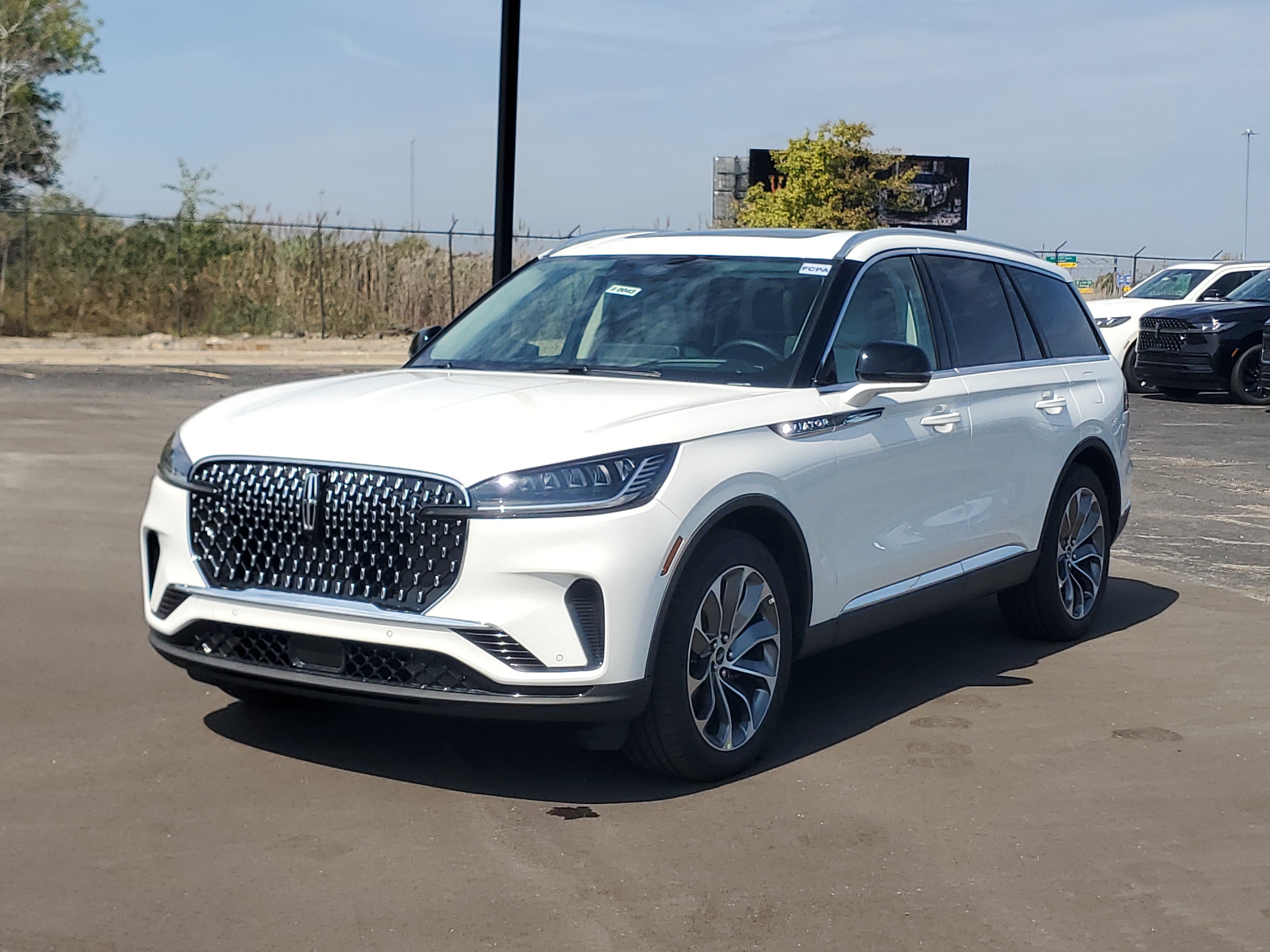 New 2027 Lincoln Aviator AWD image 2