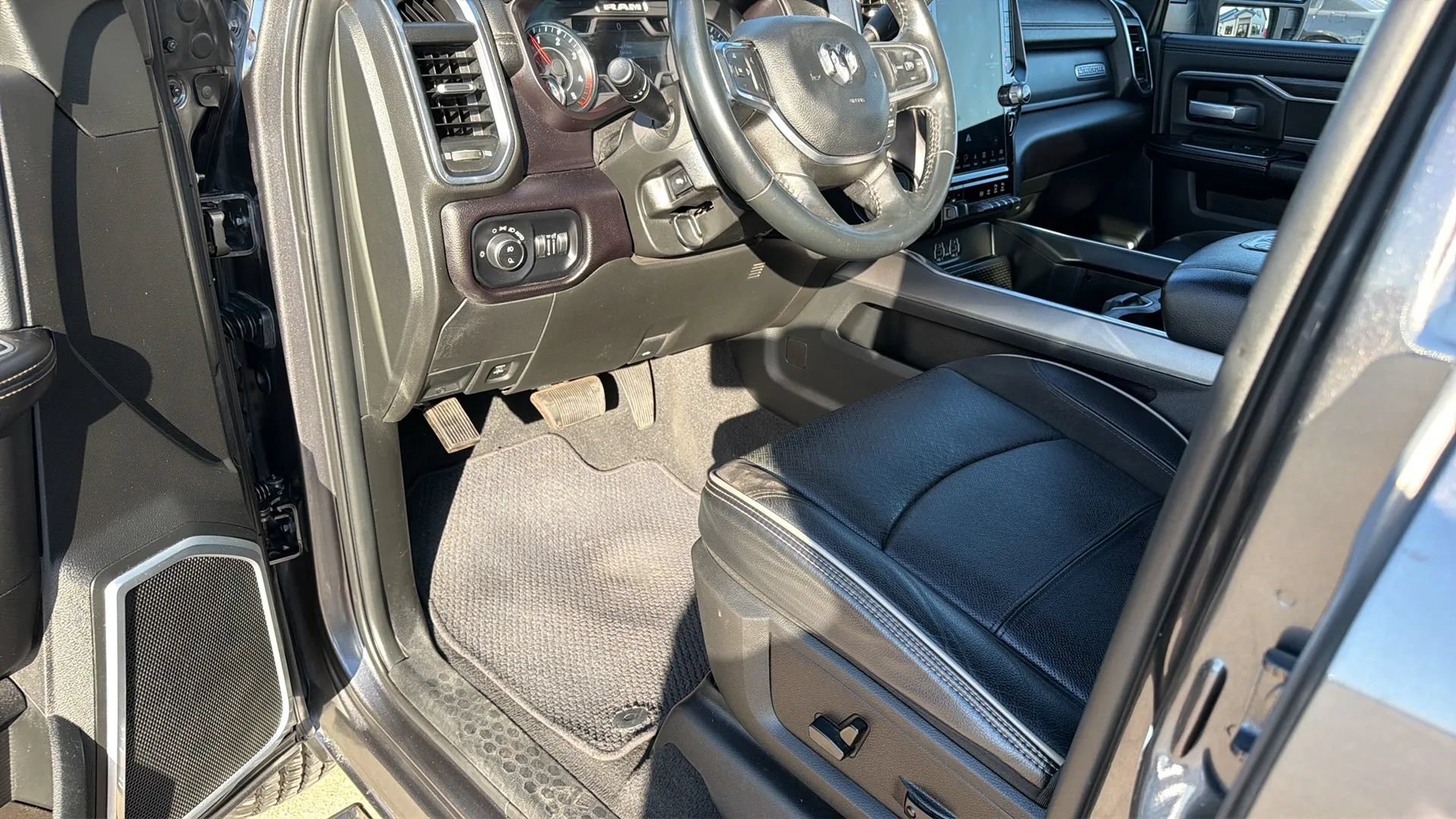 Used 2023 RAM 3500 Laramie AWD/4WD image 58