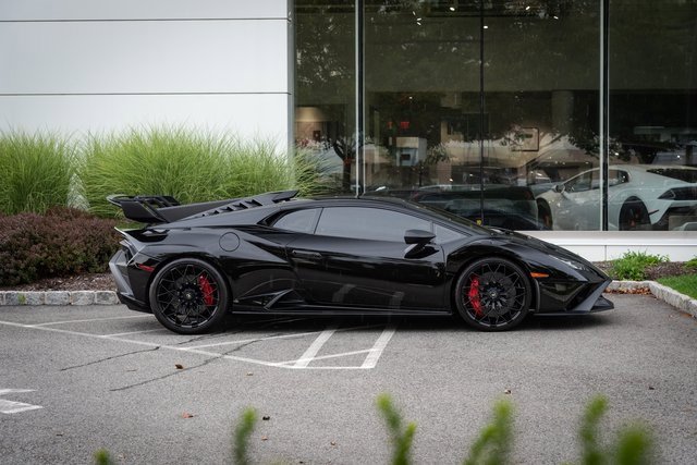 Used 2022 Lamborghini Huracan STO image 25