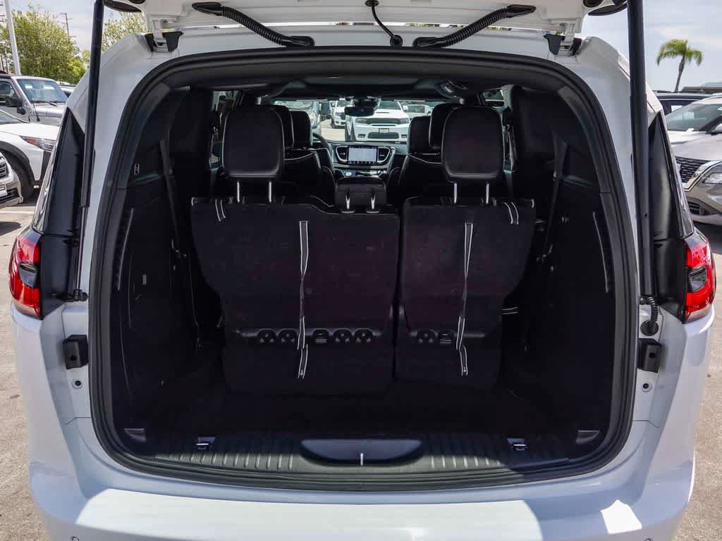 Used 2024 Chrysler Pacifica Premium FWD image 25
