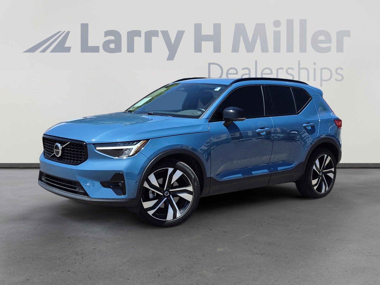 Used 2023 Volvo XC40 B5 Ultimate w/ Climate Package AWD/4WD image 1