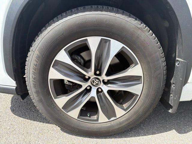 Used 2022 Toyota Highlander XLE AWD/4WD image 13