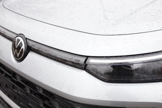 Used 2025 Volkswagen Tiguan SE w/ Panoramic Sunroof Package AWD/4WD image 13
