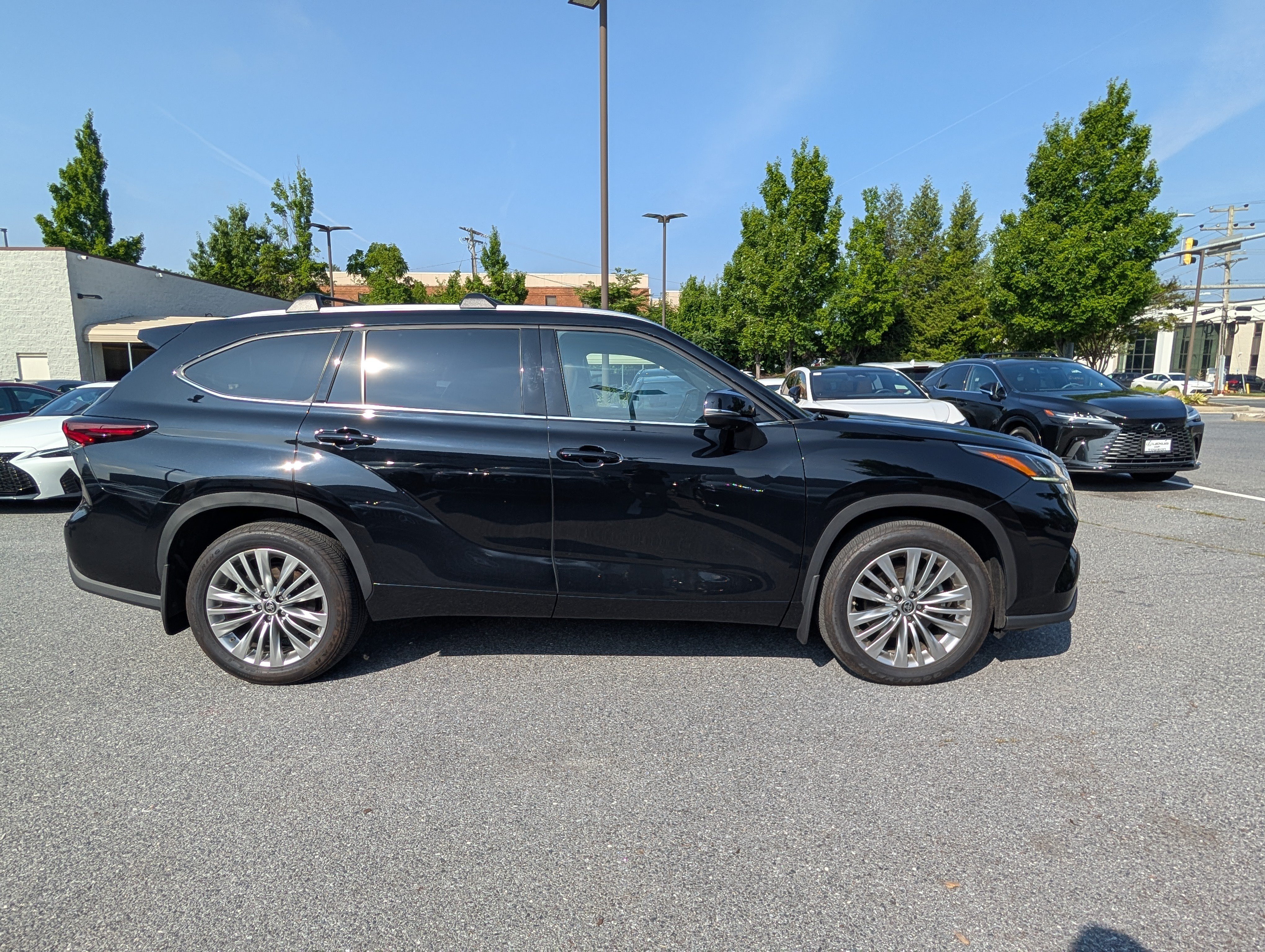 Used 2025 Toyota Highlander Platinum AWD/4WD image 2