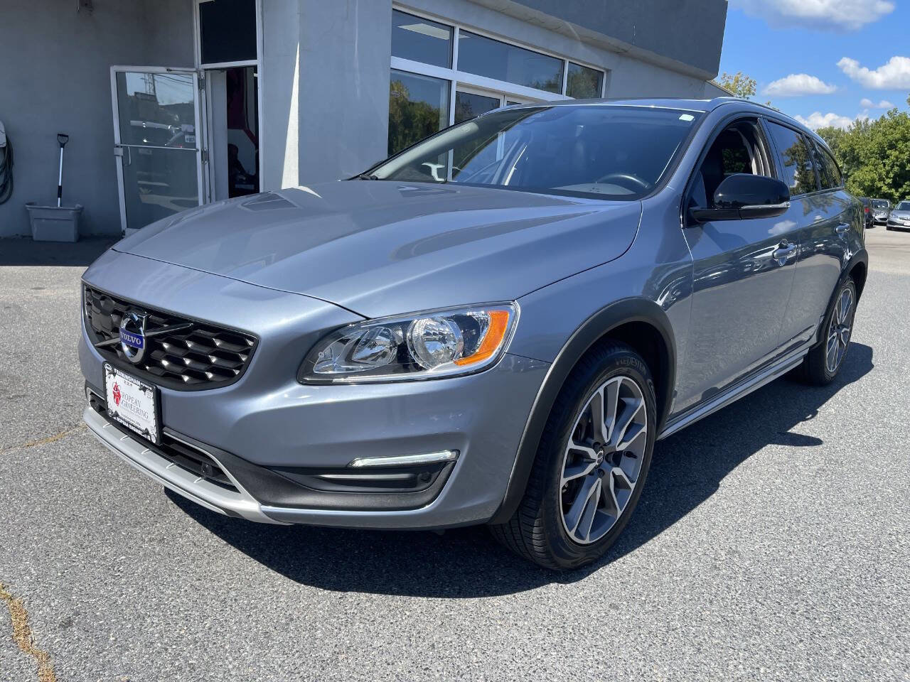 Used 2018 Volvo V60 T5 Cross Country image 3