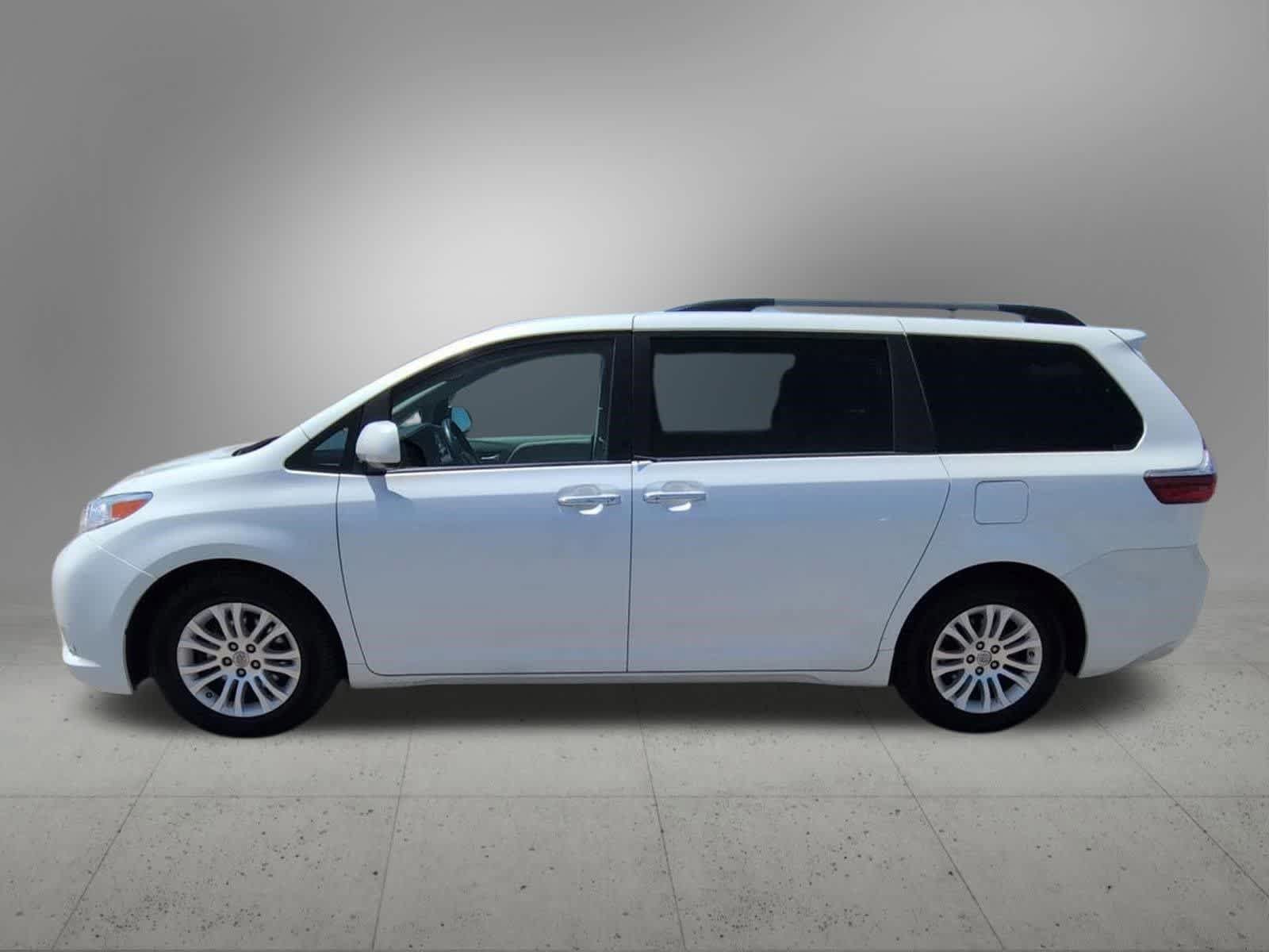 Used 2015 Toyota Sienna XLE FWD image 3