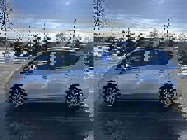 Used 2013 Toyota Prius V Five image 2