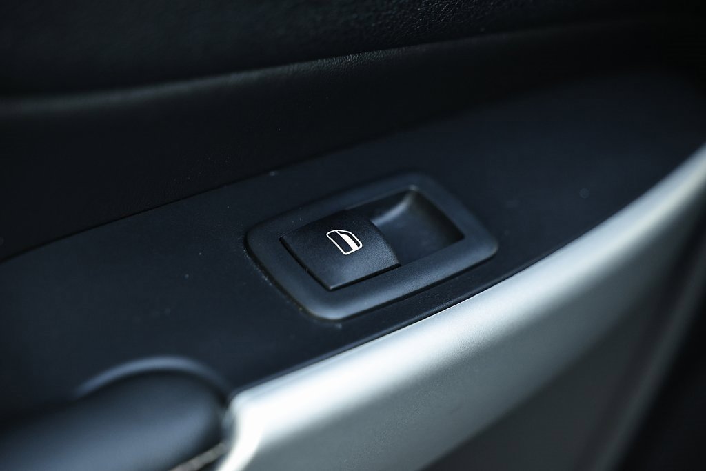 Used 2018 Jeep Cherokee Latitude Plus w/ Comfort/Convenience Group image 23