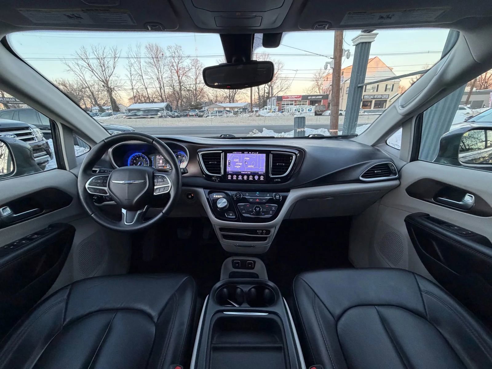 Used 2017 Chrysler Pacifica Touring-L image 27