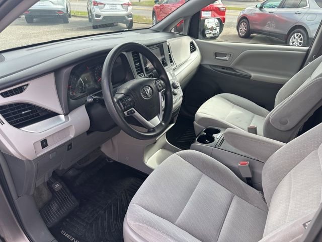 Used 2017 Toyota Sienna LE image 9