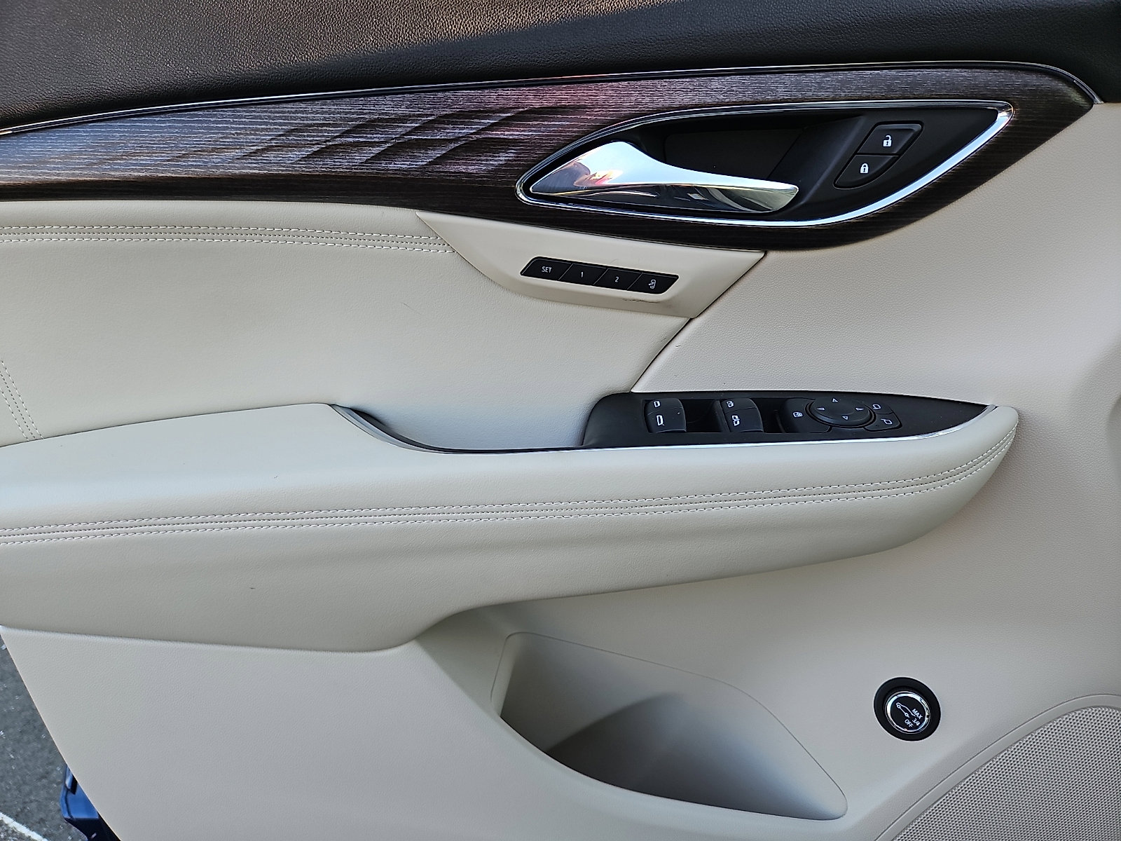 Certified 2022 Buick Envision Avenir w/ Technology Package II image 12