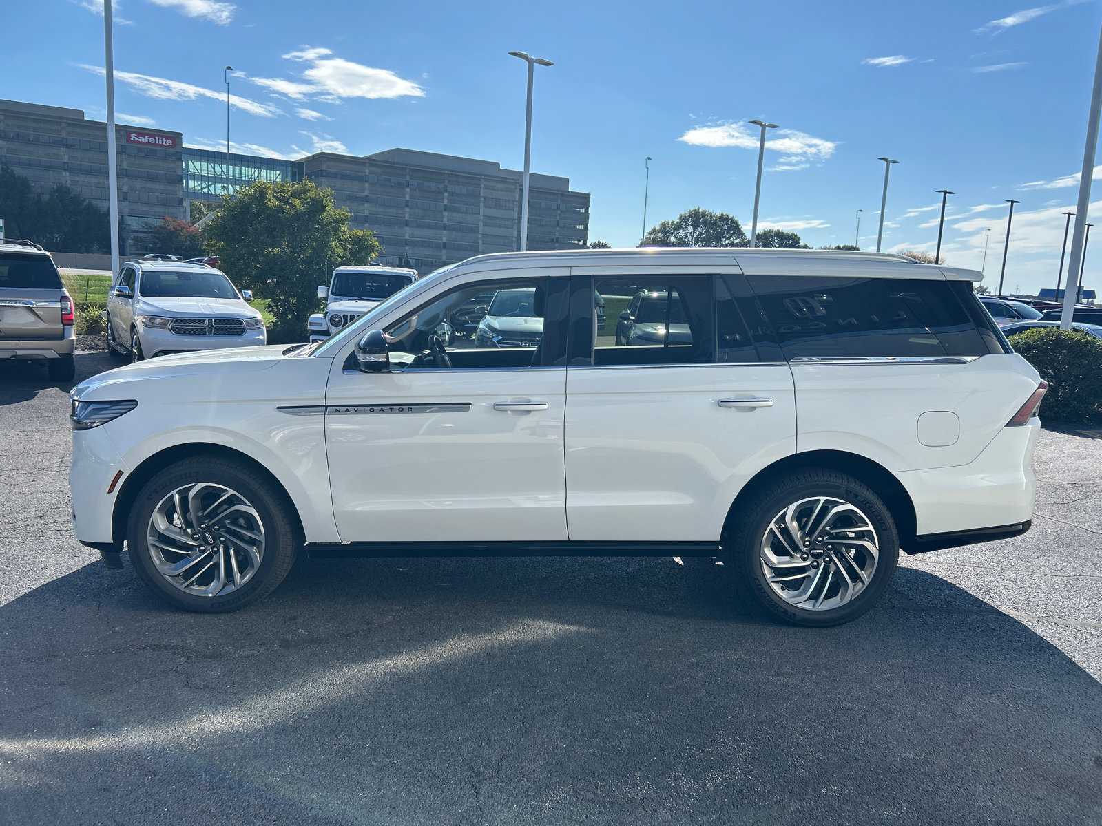 New 2026 Lincoln Navigator Reserve AWD/4WD image 4