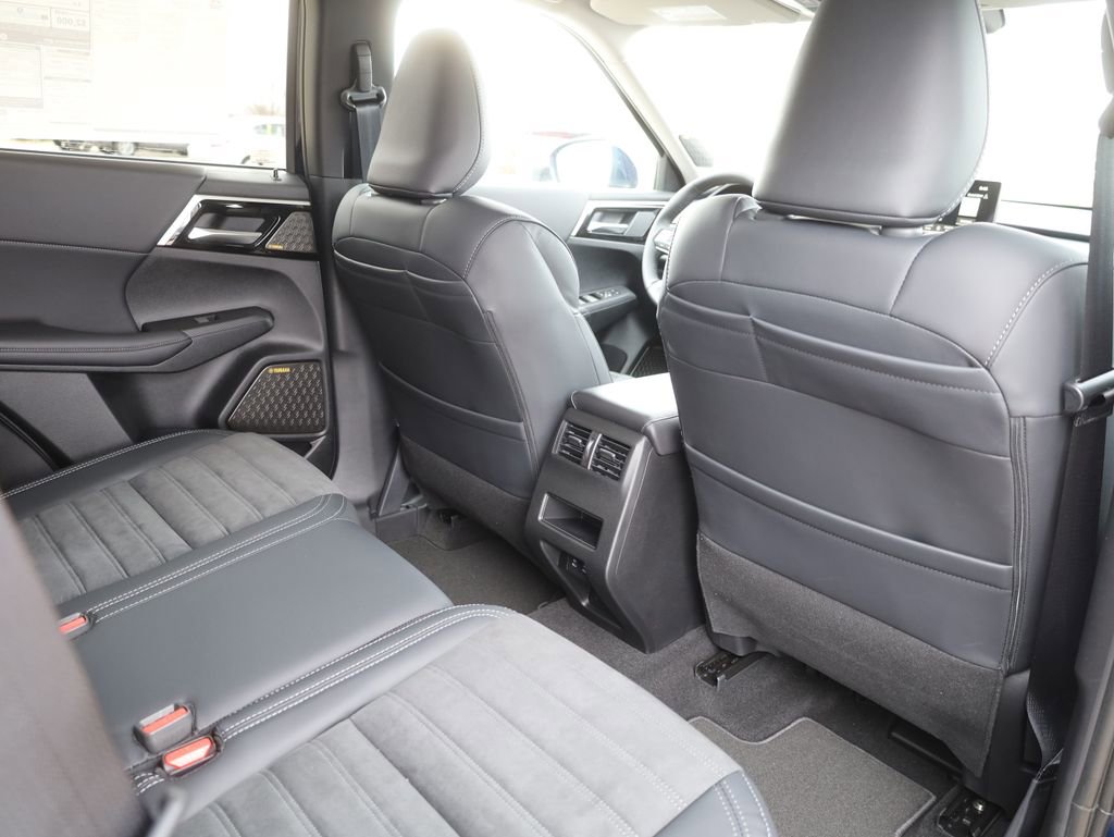 New 2025 Mitsubishi Outlander SE image 18