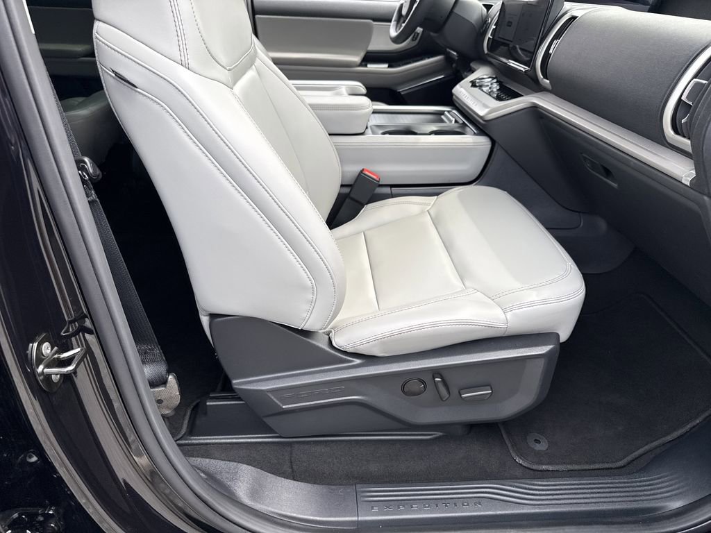 Used 2025 Ford Expedition Active AWD/4WD image 13