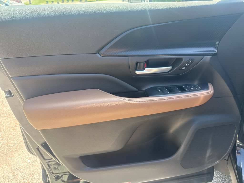 Used 2024 Toyota Grand Highlander AWD Hybrid image 12