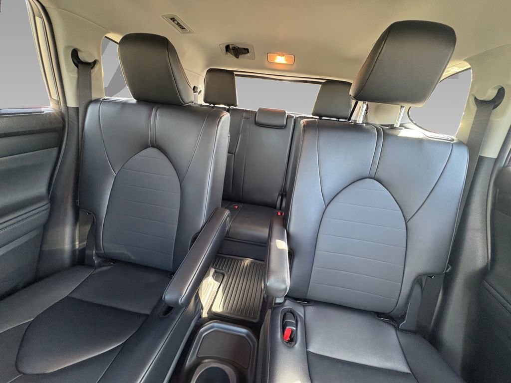 Used 2025 Toyota Highlander XLE image 5