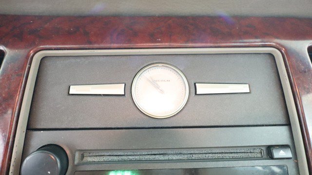 Used 2003 Lincoln Town Car Executive RWD image 14