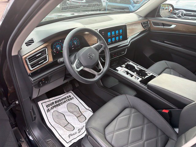 Used 2024 Volkswagen Atlas SE w/ Black Wheel Package AWD/4WD image 4