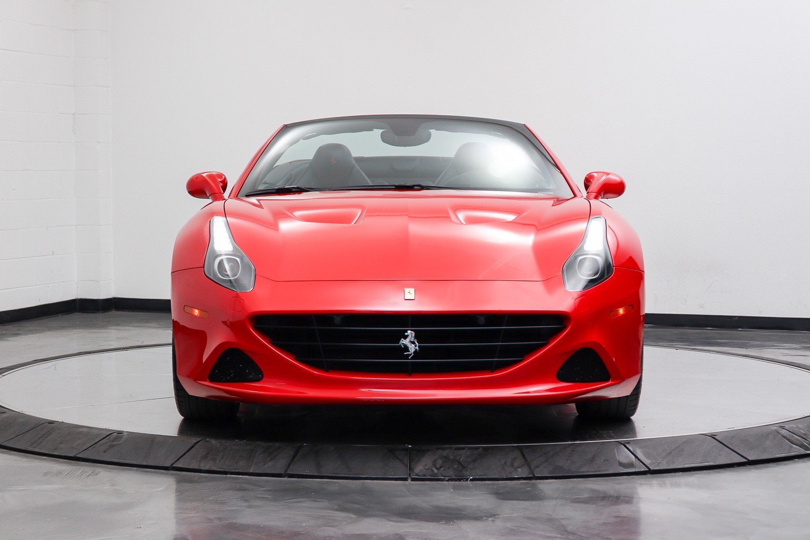 Used 2016 Ferrari California T RWD image 11