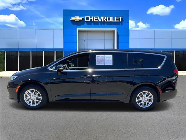 Used 2025 Chrysler Pacifica Select FWD image 6