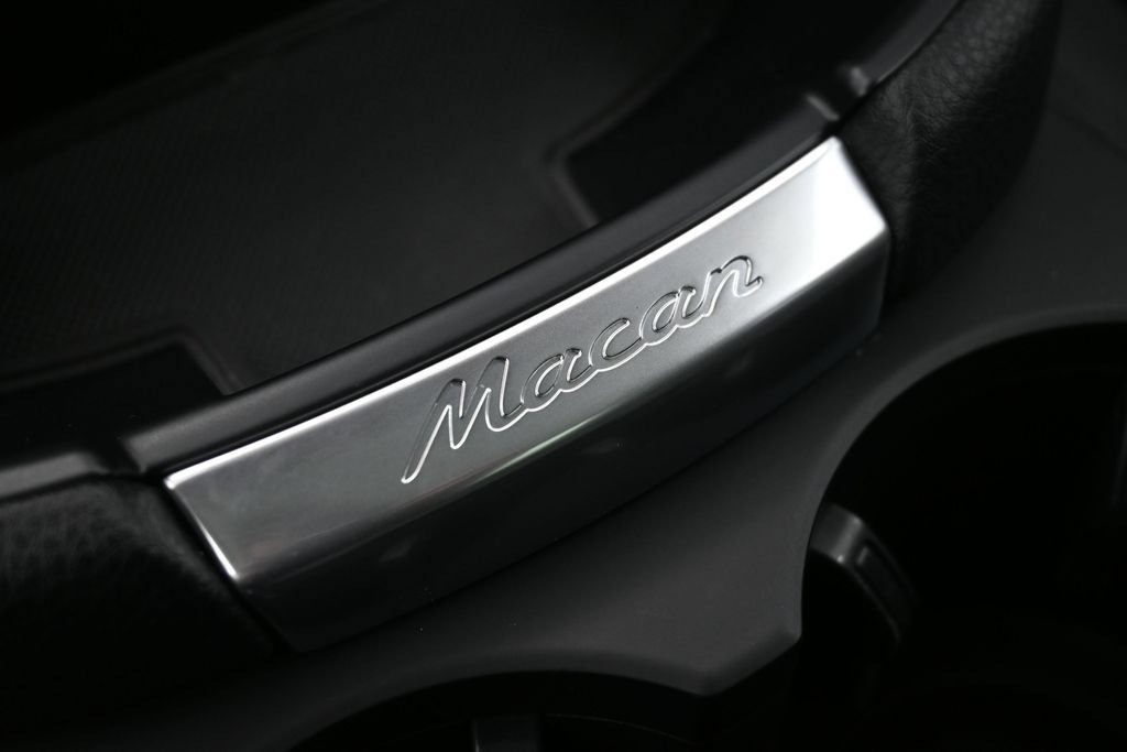 Certified 2025 Porsche Macan AWD/4WD image 19