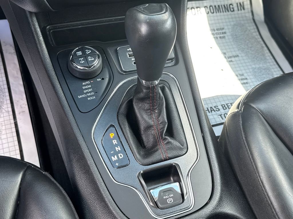 Used 2020 Jeep Cherokee Trailhawk w/ Cold Weather Group AWD/4WD image 48