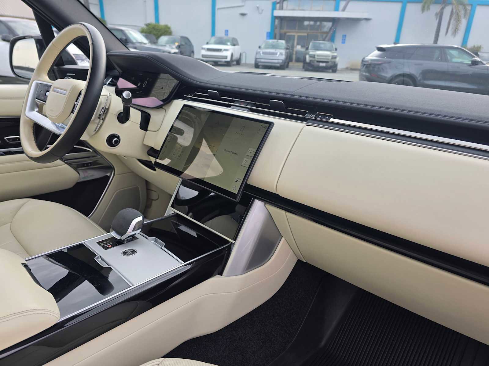 Used 2024 Land Rover Range Rover SE image 12