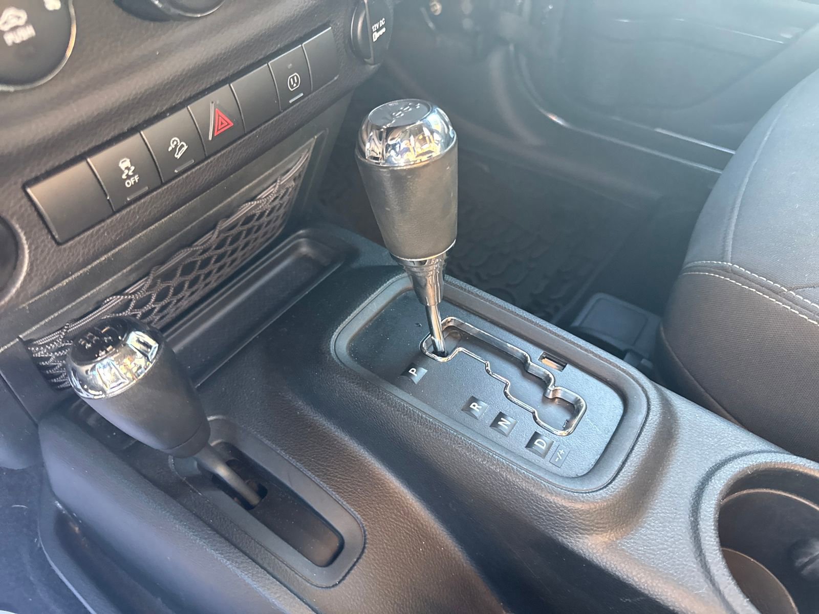 Used 2017 Jeep Wrangler Sahara w/ Connectivity Group AWD/4WD image 19