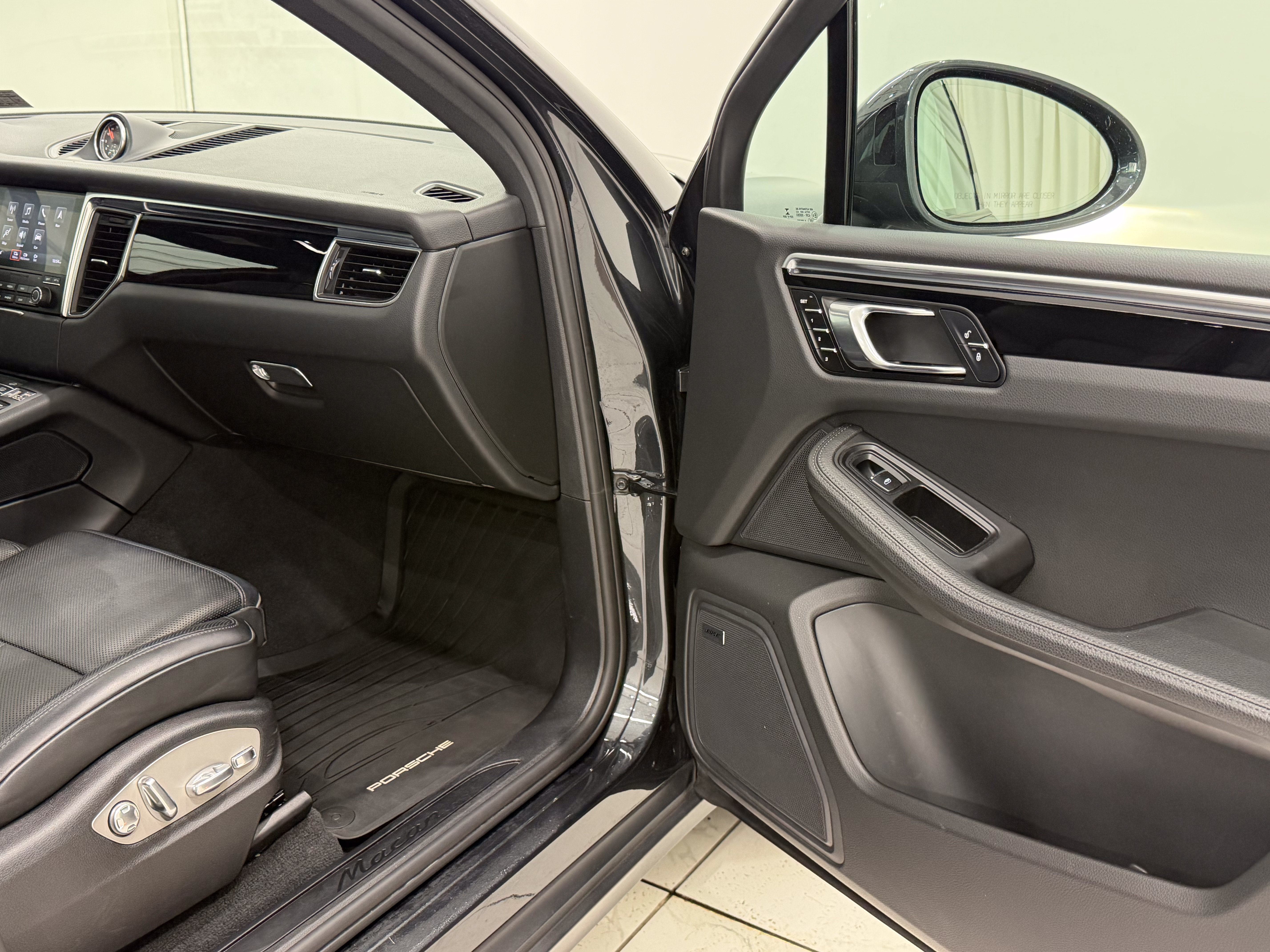 Certified 2018 Porsche Macan AWD/4WD image 22