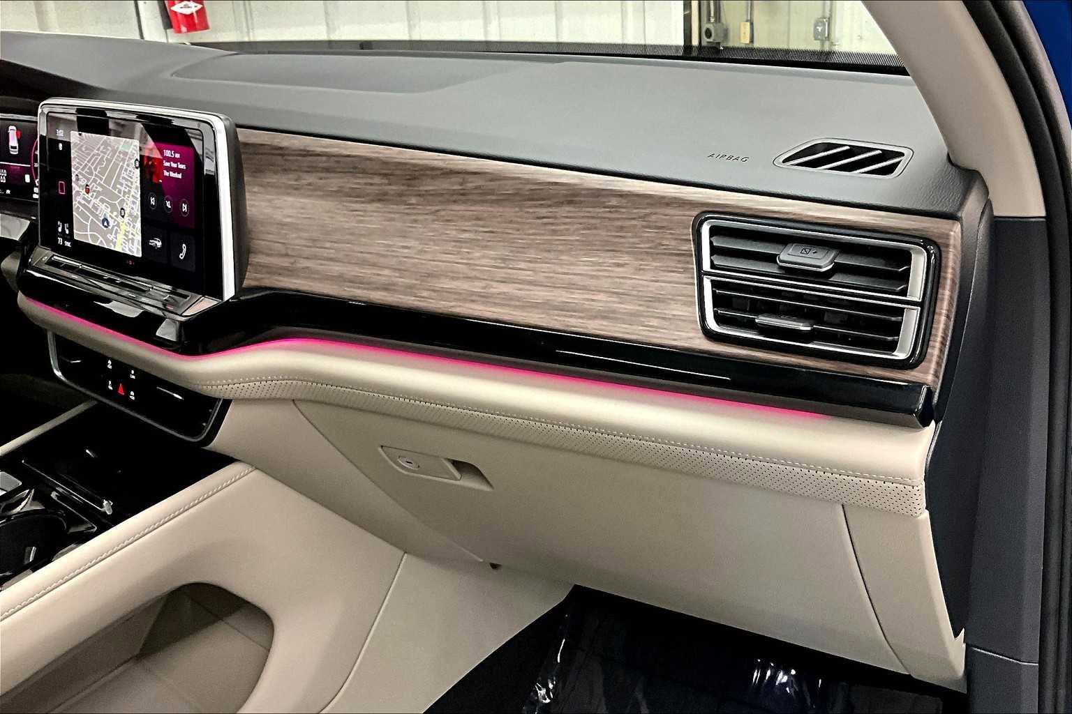 Used 2025 Volkswagen Atlas SEL Premium R-Line image 19