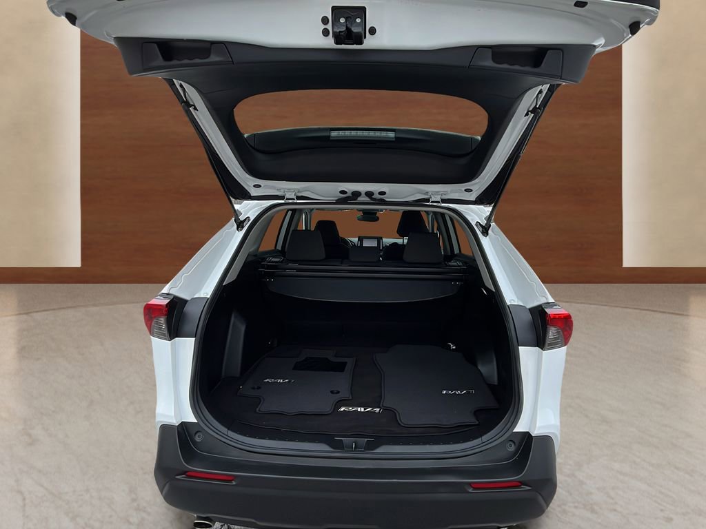 Used 2022 Toyota RAV4 XLE w/ Carpet Mat Package (TMS) image 17