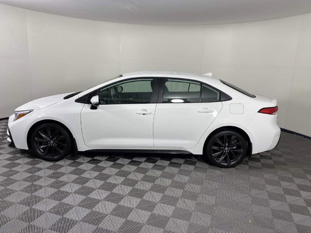 Used 2026 Toyota Corolla SE w/ SE Package FWD image 5