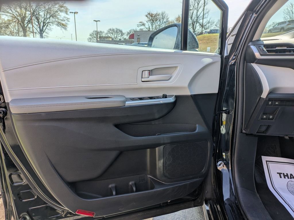 Used 2025 Toyota Sienna LE image 11