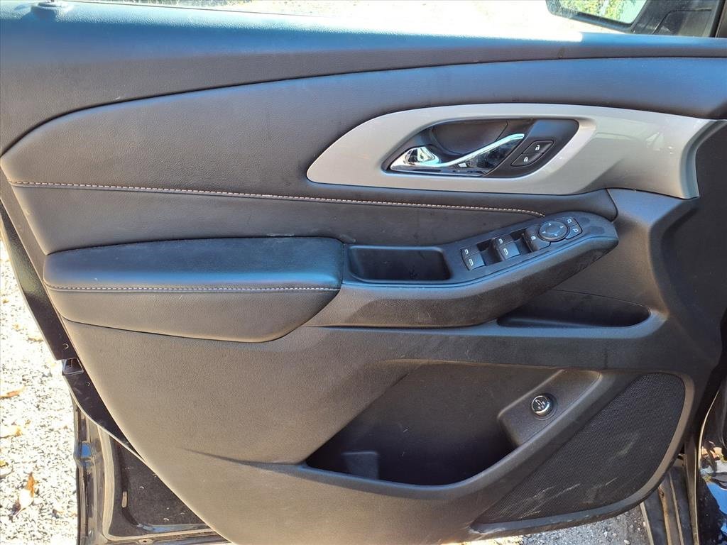 Used 2021 Chevrolet Traverse LT image 17