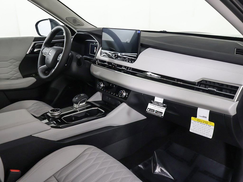 New 2025 Mitsubishi Outlander SEL image 32