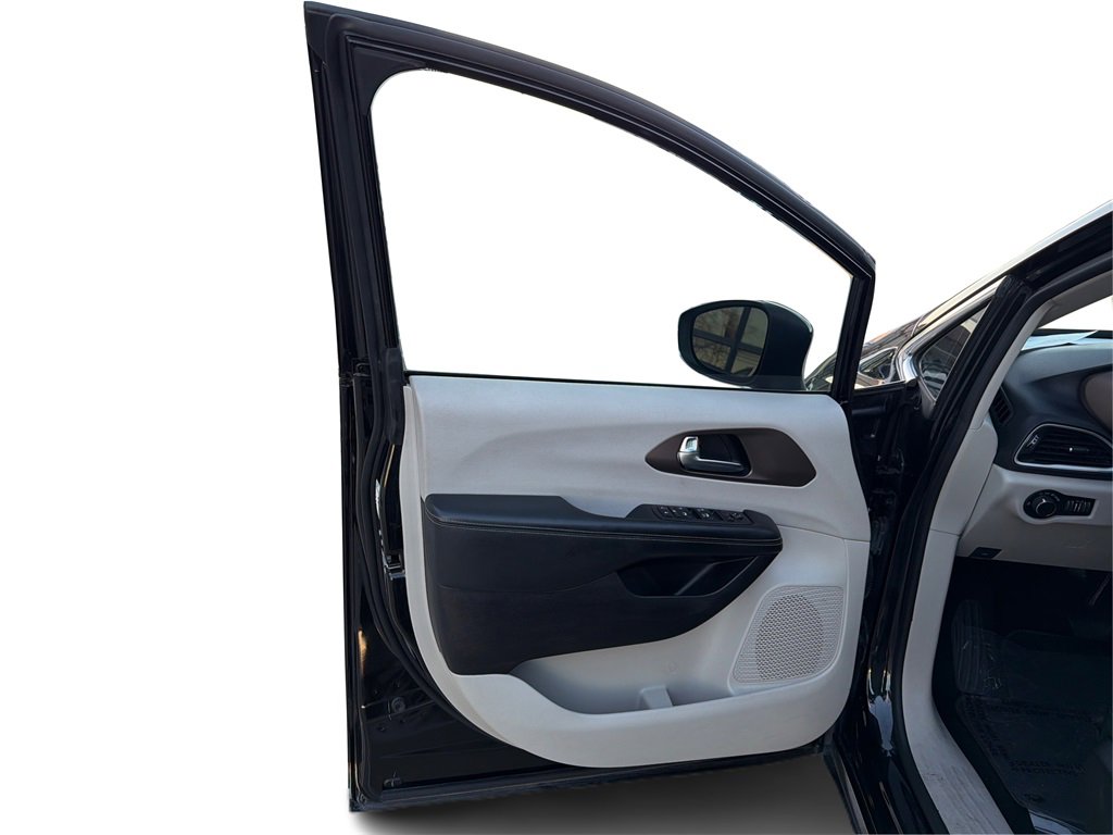 Used 2021 Chrysler Voyager Lxi image 20