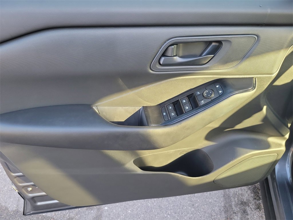 Used 2025 Nissan Rogue S image 16