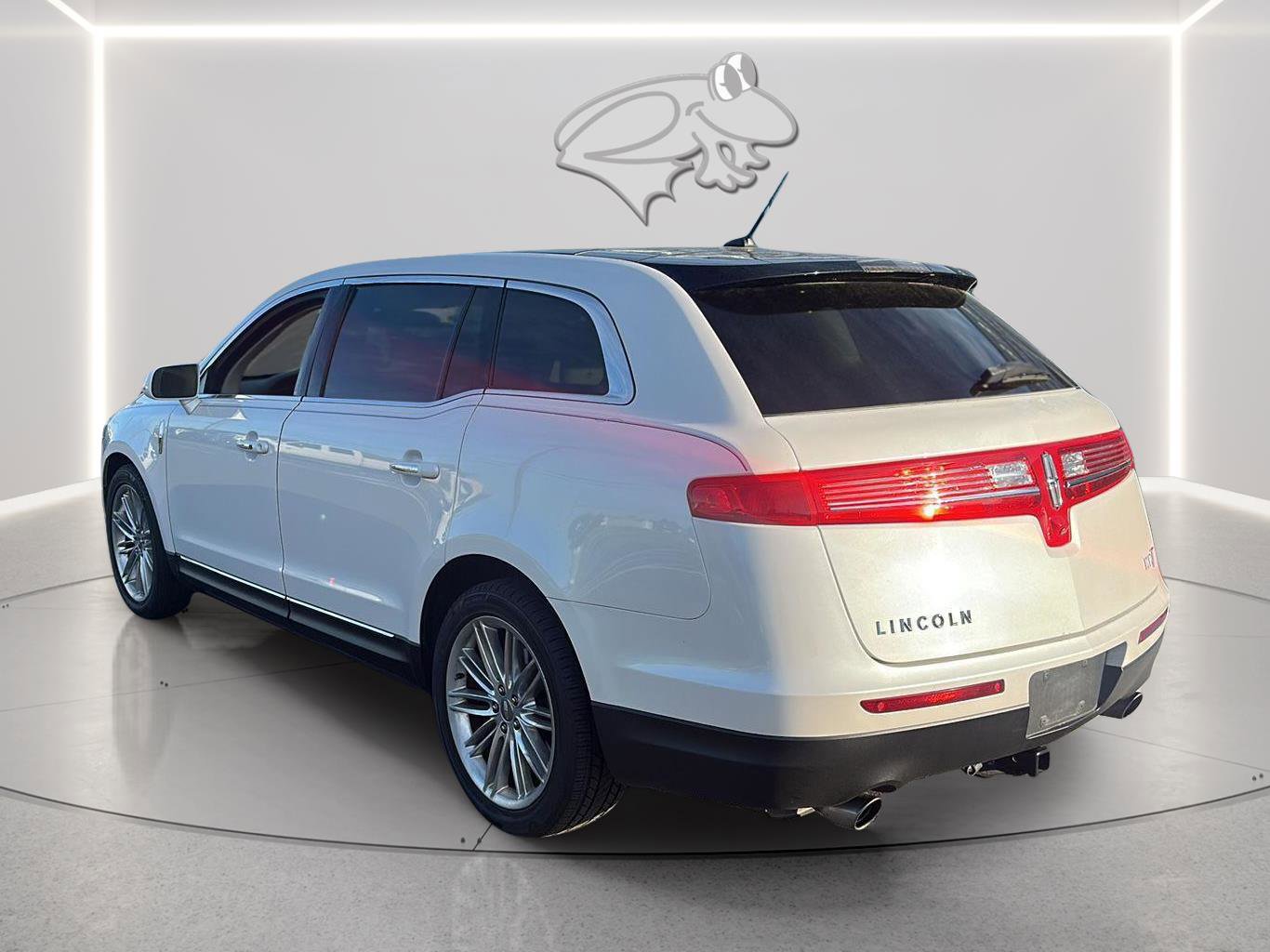 Used 2019 Lincoln MKT AWD image 3