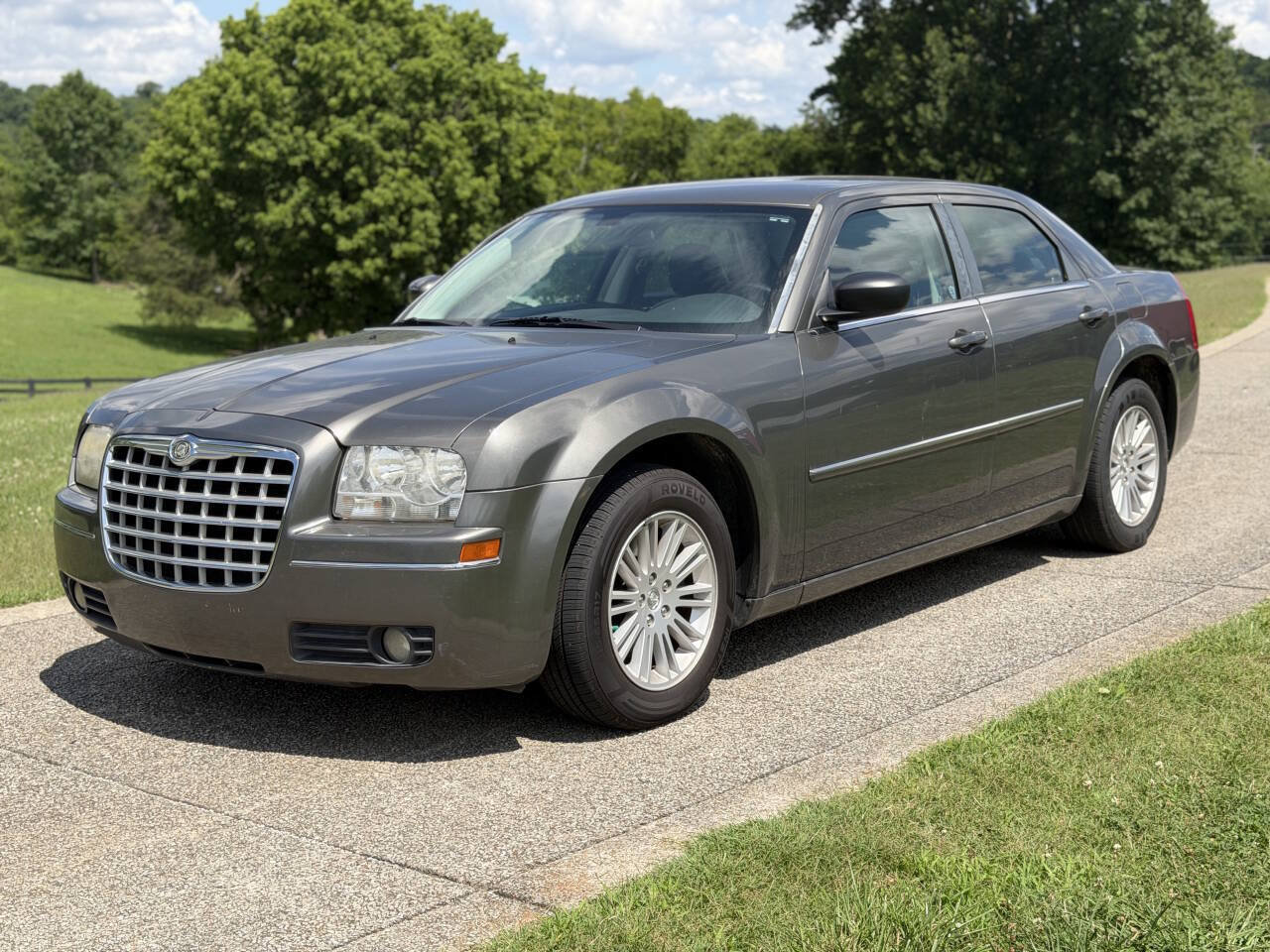 Used 2009 Chrysler 300 Touring RWD image 4