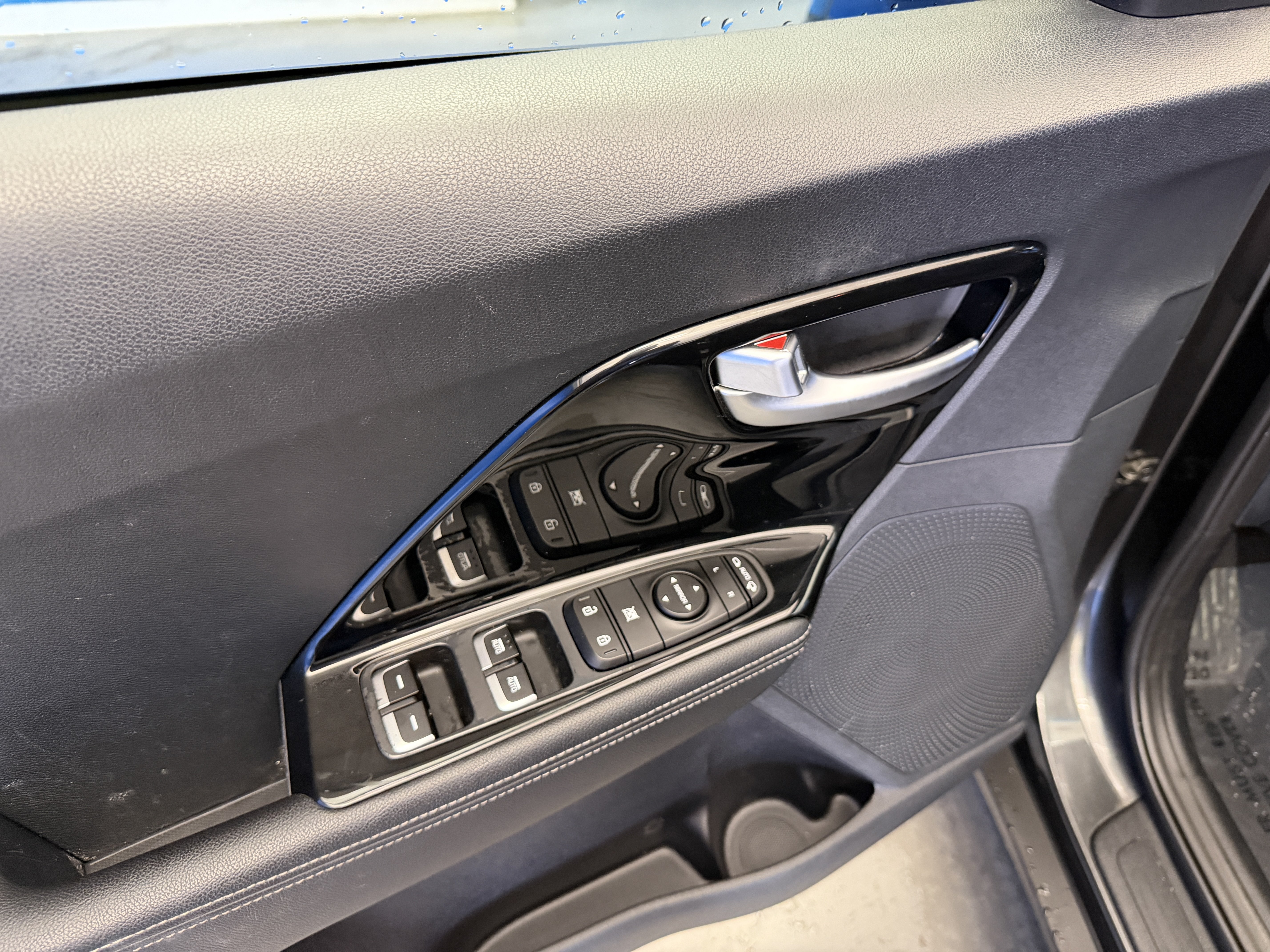 Used 2022 Kia Niro EX FWD image 11